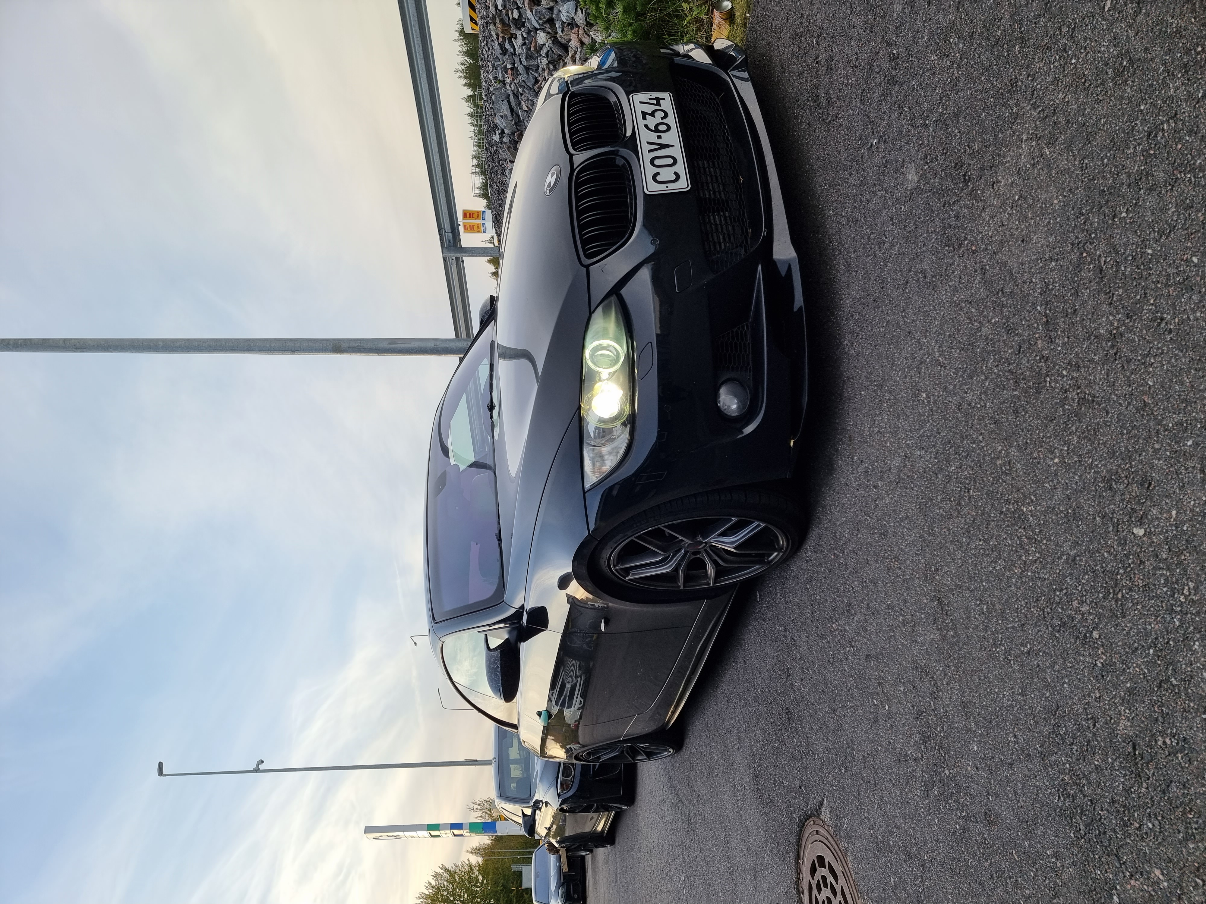 BMW 335i kultaiset vanteet